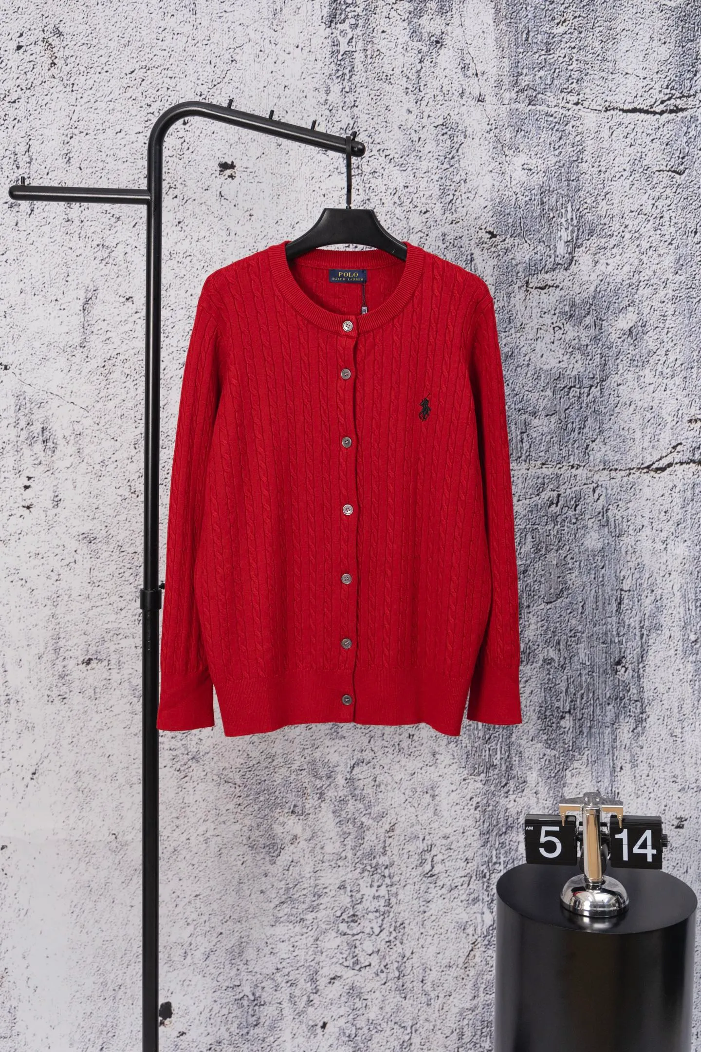 P170 Ralph Lauren Classic Round Neck Solid Color Pony Embroidered Logo Knitted Cardigan Long Sleeve Ralph Lauren Classic Basic Versatile Twist Knitted Cardigan Long Sleeve Main supply platform live broadcast Wholesale entity Replenish when out of stock Not removed from the shelves Quality 1:1 patterning Complete three standards Correct version of pony logo Imported quality cotton yarn Focus on high-end Cost-effective Good quality Needless to say Zhao Lusi's same style is really amazing, so sweet I'm so beautiful. This cardigan is really good-looking. It's simple and easy to wear. It's a must-have for goddess ootd. Good-looking clothes are never picky. A must-have in the wardrobe of goddesses. Size: S-XL. Color: black, apricot, gray, navy, red, white.